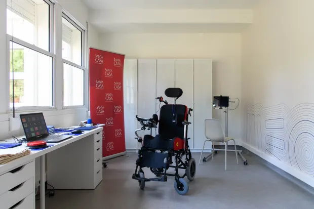 Sala do Espaço com Sentido com cadeira de rodas adaptada